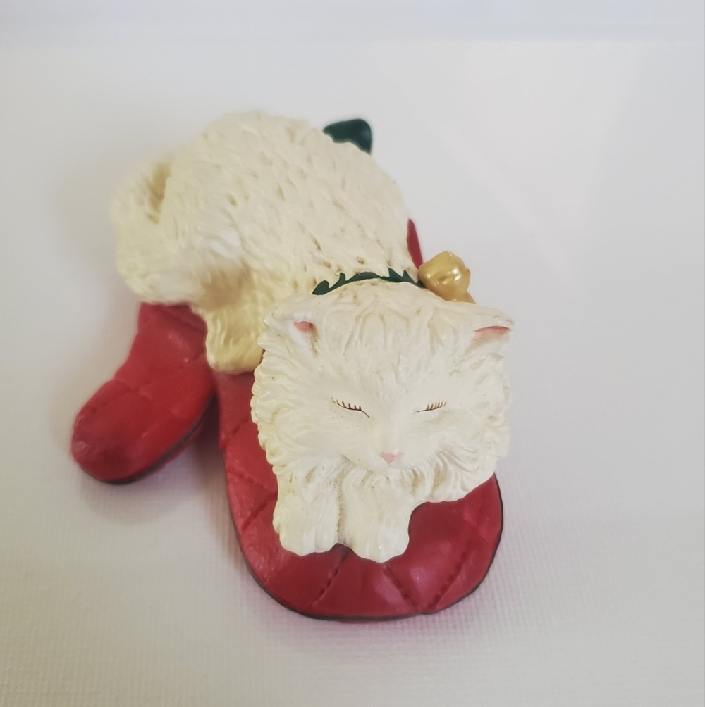 Vintage "1995" Cat On a Mitten Christmas Ornament - Picture 2 of 6